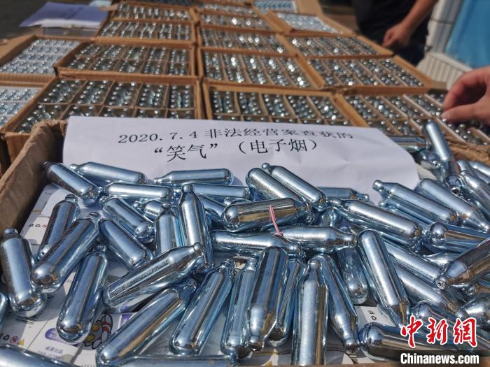 图为警方查获的“笑气”。　储玮玮 摄