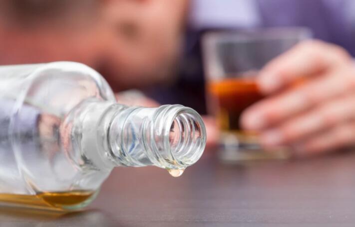 北卡罗来纳大学专家呼吁在酒精饮品的外包装上，显著警示其致癌风险