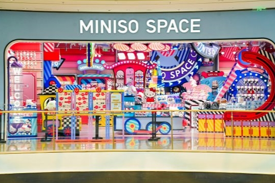 搪胶工艺赋能潮玩体验：名创优品MINISO海南双店亮相cdf三亚免税城